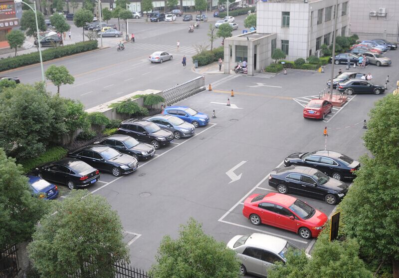 市政府停车坪供市民免费停车。